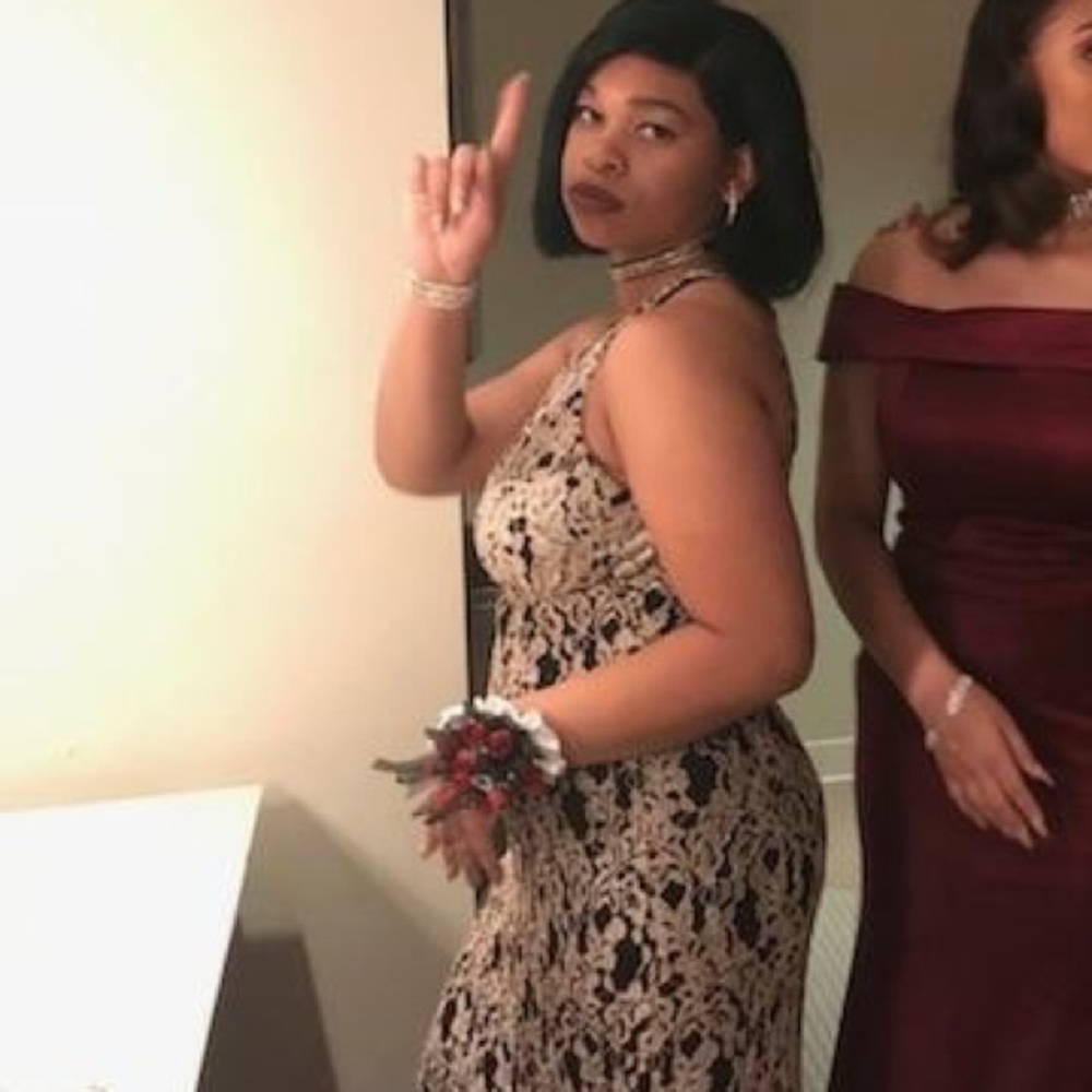 Beautiful black and gold prom dress⭐️